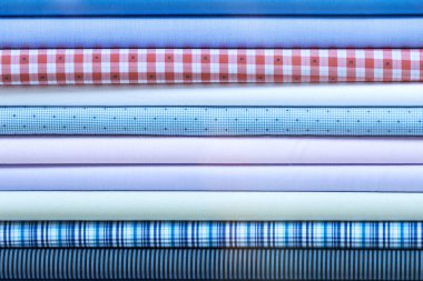 Arka plan olarak yığınındaki renkli kumaş eşarplar 