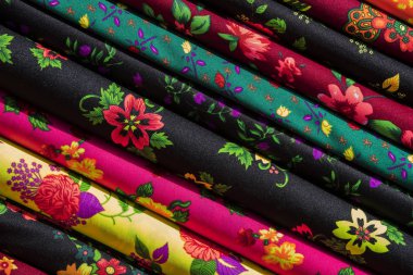 Arka plan olarak yığınındaki renkli kumaş eşarplar 