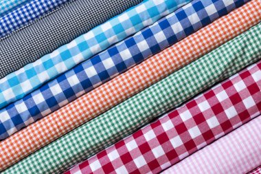 Arka plan olarak yığınındaki renkli kumaş eşarplar 