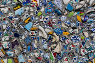 kırık seramik kaplamalar renkli parçaları ile duvar