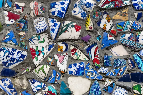 Parede Com Placas Cerâmica Quebradas Fragmentos Coloridos — Fotografia de Stock