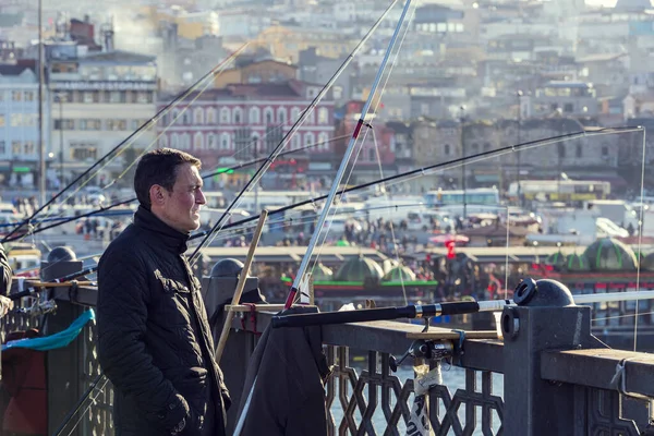 Istanbul Turquía Abril 2017 Pescadores Puente Galata Pescan Bahía Del —  Fotos de Stock