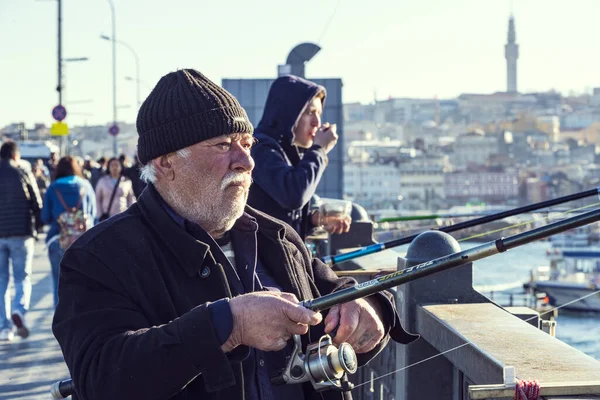 イスタンブール トルコ 2017 ガラタ橋の漁師は ゴールデンホーン湾トルコの魚 — ストック写真