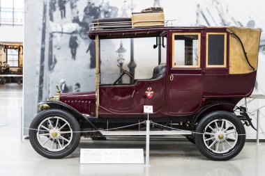Münih, Almanya - 26 Kasım 2018: topluluğu tarihsel olarak bilinen ve Münih ulaşım Müzesi (Deutsches Museum Verkehrszentrum Araçlar)