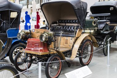 Münih, Almanya - 26 Kasım 2018: topluluğu tarihsel olarak bilinen ve Münih ulaşım Müzesi (Deutsches Museum Verkehrszentrum Araçlar)