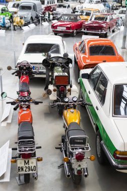 Münih, Almanya - 26 Kasım 2018: topluluğu tarihsel olarak bilinen ve Münih ulaşım Müzesi (Deutsches Museum Verkehrszentrum Araçlar)