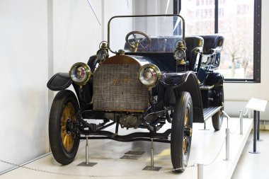 Münih, Almanya - 26 Kasım 2018: topluluğu tarihsel olarak bilinen ve Münih ulaşım Müzesi (Deutsches Museum Verkehrszentrum Araçlar)