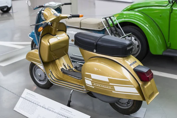 Münih, Almanya - 26 Kasım 2018: topluluğu tarihsel olarak bilinen ve Münih ulaşım Müzesi (Deutsches Museum Verkehrszentrum Araçlar)