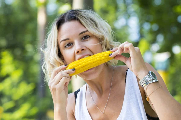 Girl Eating Boiled Sweet Corn Park — Stock Photo, Image