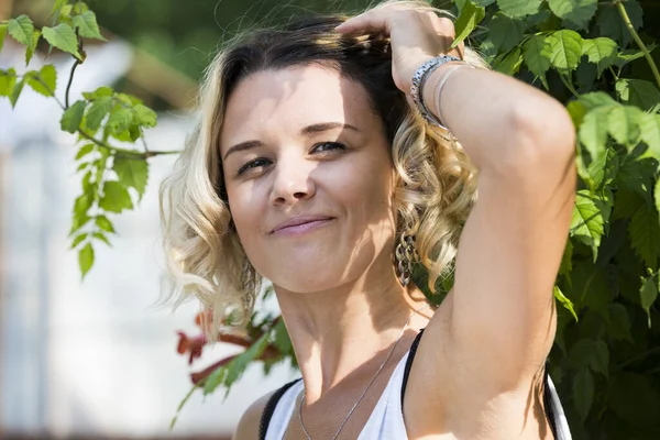 Portrait Une Fille Blonde Dans Parc Été — Photo