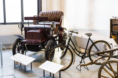 Münih, Almanya - 26 Kasım 2018: topluluğu tarihsel olarak bilinen ve Münih ulaşım Müzesi (Deutsches Museum Verkehrszentrum Araçlar). 