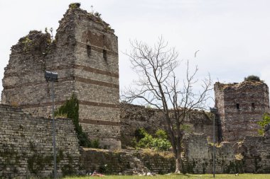 İmparator Theodosius 'un eski duvarları Konstantinopolis' i savunmak için, Seljuk Türkleri tarafından yıkıldı..