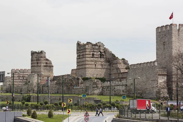 セリュクトルコ人によって破壊されたコンスタンティノープルの防衛のためのテオドシウス帝の古い壁 — ストック写真