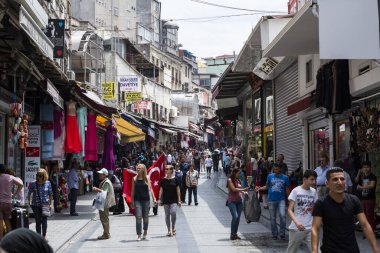 İstanbul, Türkiye - 6 Haziran 2016: Konstantinopolis 'in en eski pazarında ziyaretçi ve mal satan caddeler.