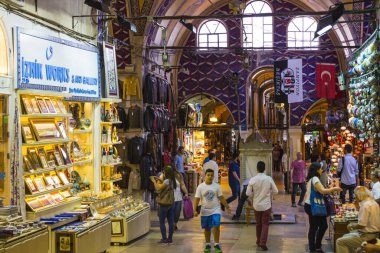 İstanbul, Türkiye - 6 Haziran 2016: Konstantinopolis 'in en eski pazarında ziyaretçi ve mal satan caddeler.