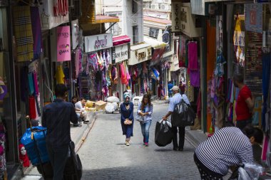 İstanbul, Türkiye - 6 Haziran 2016: Konstantinopolis 'in en eski pazarında ziyaretçi ve mal satan caddeler.