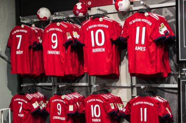 Münih, Almanya - 25 Kasım 2018: Mağaza spor giyim ve Hediyelik eşya Bavyera Münih futbol takımı Allianz Arena bölge. 