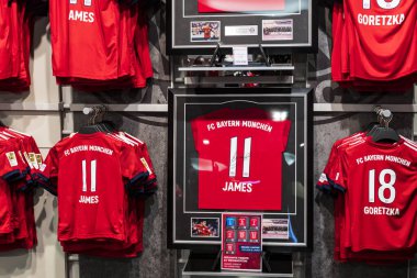 Münih, Almanya - 25 Kasım 2018: Mağaza spor giyim ve Hediyelik eşya Bavyera Münih futbol takımı Allianz Arena bölge. 