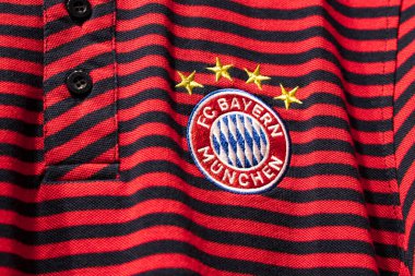 Münih, Almanya - 25 Kasım 2018: Mağaza spor giyim ve Hediyelik eşya Bavyera Münih futbol takımı Allianz Arena bölge. 