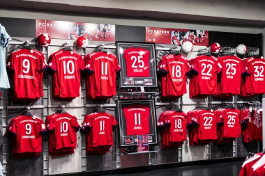 Münih, Almanya - 25 Kasım 2018: Mağaza spor giyim ve Hediyelik eşya Bavyera Münih futbol takımı Allianz Arena bölge. 