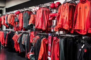 Münih, Almanya - 25 Kasım 2018: Mağaza spor giyim ve Hediyelik eşya Bavyera Münih futbol takımı Allianz Arena bölge. 