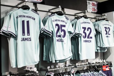 Münih, Almanya - 25 Kasım 2018: Mağaza spor giyim ve Hediyelik eşya Bavyera Münih futbol takımı Allianz Arena bölge. 