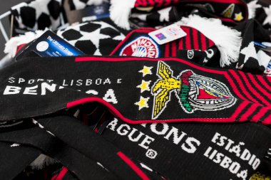 Münih, Almanya - 25 Kasım 2018: Mağaza spor giyim ve Hediyelik eşya Bavyera Münih futbol takımı Allianz Arena bölge. 