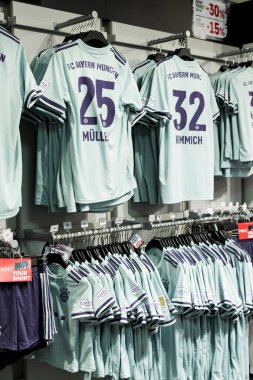 Münih, Almanya - 25 Kasım 2018: Mağaza spor giyim ve Hediyelik eşya Bavyera Münih futbol takımı Allianz Arena bölge. 
