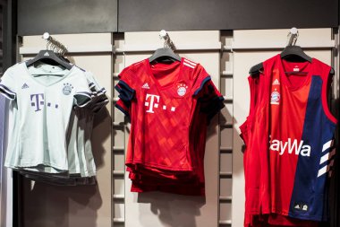 Münih, Almanya - 25 Kasım 2018: Mağaza spor giyim ve Hediyelik eşya Bavyera Münih futbol takımı Allianz Arena bölge. 