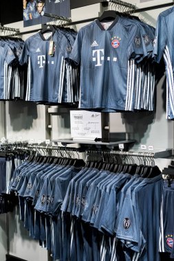 Münih, Almanya - 25 Kasım 2018: Mağaza spor giyim ve Hediyelik eşya Bavyera Münih futbol takımı Allianz Arena bölge. 
