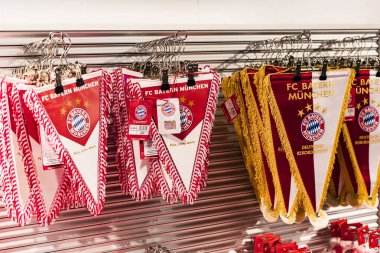 Münih, Almanya - 25 Kasım 2018: Mağaza spor giyim ve Hediyelik eşya Bavyera Münih futbol takımı Allianz Arena bölge. 