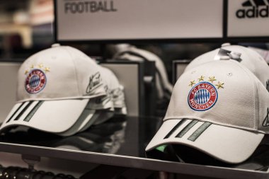 Münih, Almanya - 25 Kasım 2018: Mağaza spor giyim ve Hediyelik eşya Bavyera Münih futbol takımı Allianz Arena bölge. 