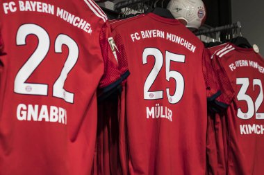 Münih, Almanya - 25 Kasım 2018: Mağaza spor giyim ve Hediyelik eşya Bavyera Münih futbol takımı Allianz Arena bölge. 