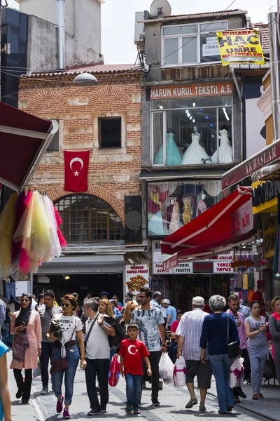 Istanbul Turquia Junho 2016 Ruas Com Visitantes Vendedores Mercadorias Mercado — Fotografia de Stock