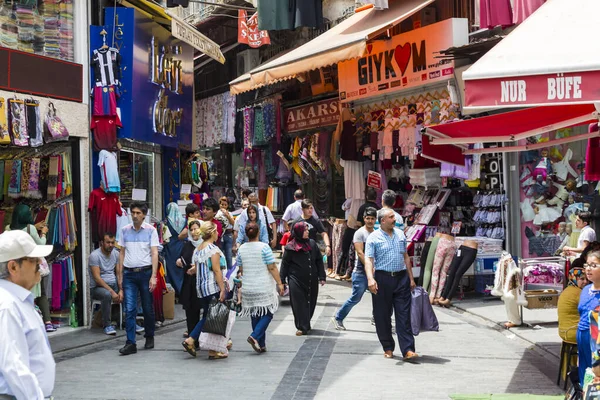 Istanbul Turquía Junio 2016 Calles Con Visitantes Vendedores Bienes Mercado — Foto de Stock