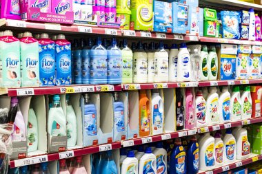 MADRID, SPAIN - 29 Mart 2018: konserve yiyecek, konserve yiyecek ve süt ürünleri rafları. Madrid 'deki Dia süpermarketi.