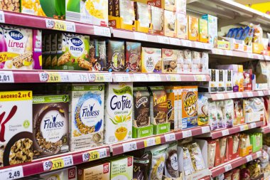 MADRID, SPAIN - 29 Mart 2018: konserve yiyecek, konserve yiyecek ve süt ürünleri rafları. Madrid 'deki Dia süpermarketi.