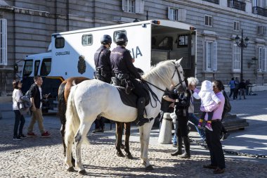 Madrid, İspanya - 29 Mart, 2018: polis sipariş izlerken şehir sokaklarında 