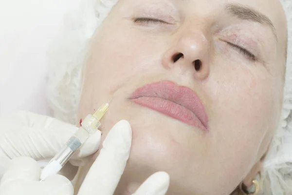 Orta Yaşlı Bir Kadının Karşısında Güzellik Salonunda Kozmetik Enjeksiyon Prosedürü — Stok fotoğraf