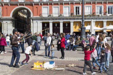 MADRID, SPAIN - 28 Mart 2018 Madrid Plaza Mayor turist ve ziyaretçilerin ziyaret ettiği bir şehir merkezi..