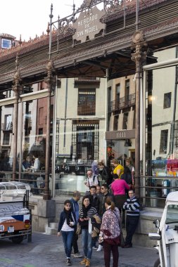MADRID, SPAIN - 28 Mart 2018: Madrid 'deki ziyaretçi ve işçilerle San Miguel' deki merkez gıda pazarı turistler için favori bir duraktır..