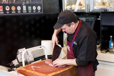 MADRID, SPAIN - 28 Mart 2018: Madrid 'deki ziyaretçi ve işçilerle San Miguel' deki merkez gıda pazarı turistler için favori bir duraktır..