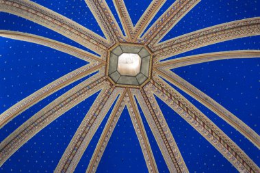 MILAN, İTALYA - 6 Haziran 2018 Milano 'daki anıtsal mezarlığın mezarlarında yas heykelleri. 