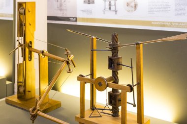 MILAN, ITALY - 6 Haziran 2018: Leonardo Da Vinci Bölümü 'nden sonra adlandırılan Teknolojik Teknik Müze, Leonardo Da Vinci' nin teknik icatlarının ve cihazlarının modellerinin sergilenmesi. 