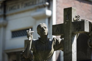 MILAN, İTALYA - 6 Haziran 2018 Milano 'daki anıtsal mezarlığın mezarlarında yas heykelleri.