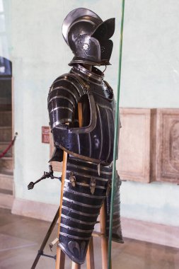 MILAN, İtalya - 6 Haziran 2018: Milano soylularının cephaneliği Sforza Kalesi Müzesi 'nde sergilenmektedir.. 