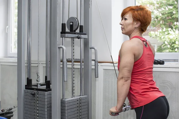 Yaşlı Bir Kadın Spor Salonunda Beden Eğitimi Dersi Alıyor — Stok fotoğraf