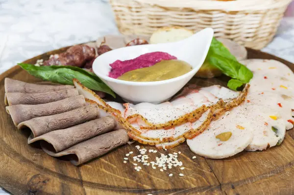 Placa Madeira Com Vários Tipos Salsicha Molho Bacon — Fotografia de Stock