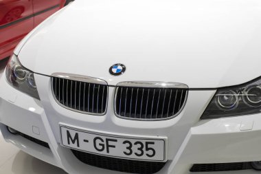 Münih, Almanya - 24 Kasım 2018: Sergi ve başarıları otomobil ve motosiklet Bmw Müzesi'nde efsanevi modellerinin ve sergiler. 