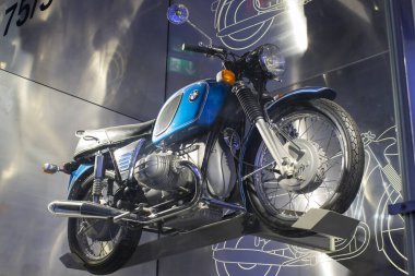 Münih, Almanya - 24 Kasım 2018: Sergi ve başarıları otomobil ve motosiklet Bmw Müzesi'nde efsanevi modellerinin ve sergiler. 